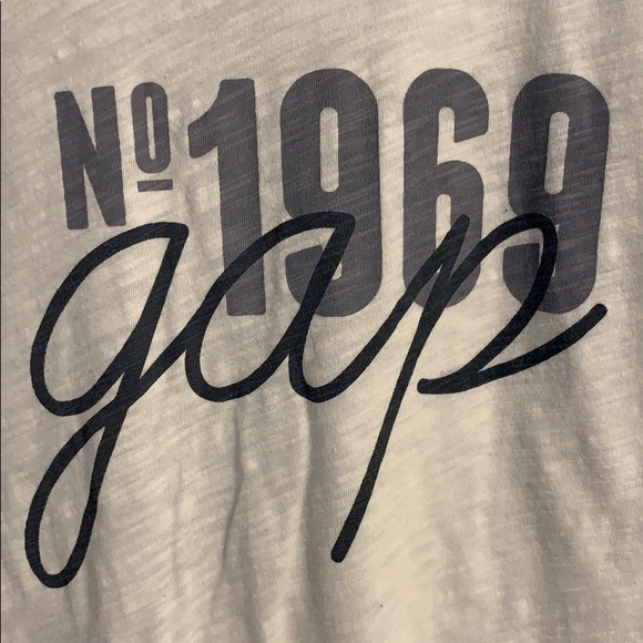 Cream colored gap T-shirt gray on front size med - Picture 2 of 4